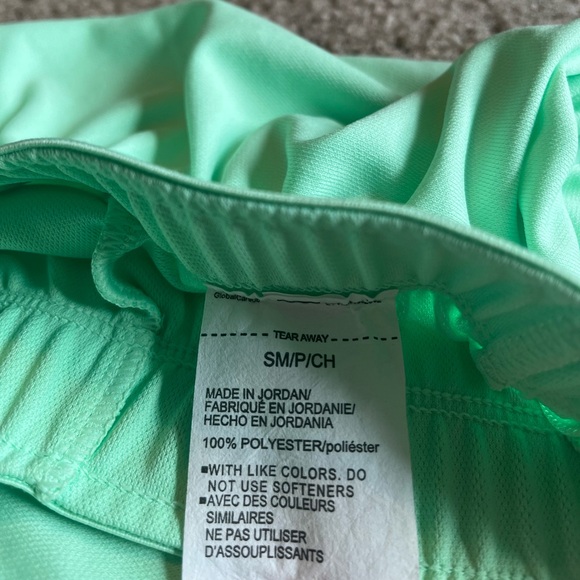 Under Armour loose workout shorts - Picture 6 of 6